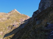 21 Il sentiero corre alto sulle erte pendici del Monte Corte 